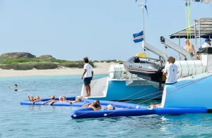 Passeio de Catamarã Lounge Exclusivo para Adultos em Boa Vista